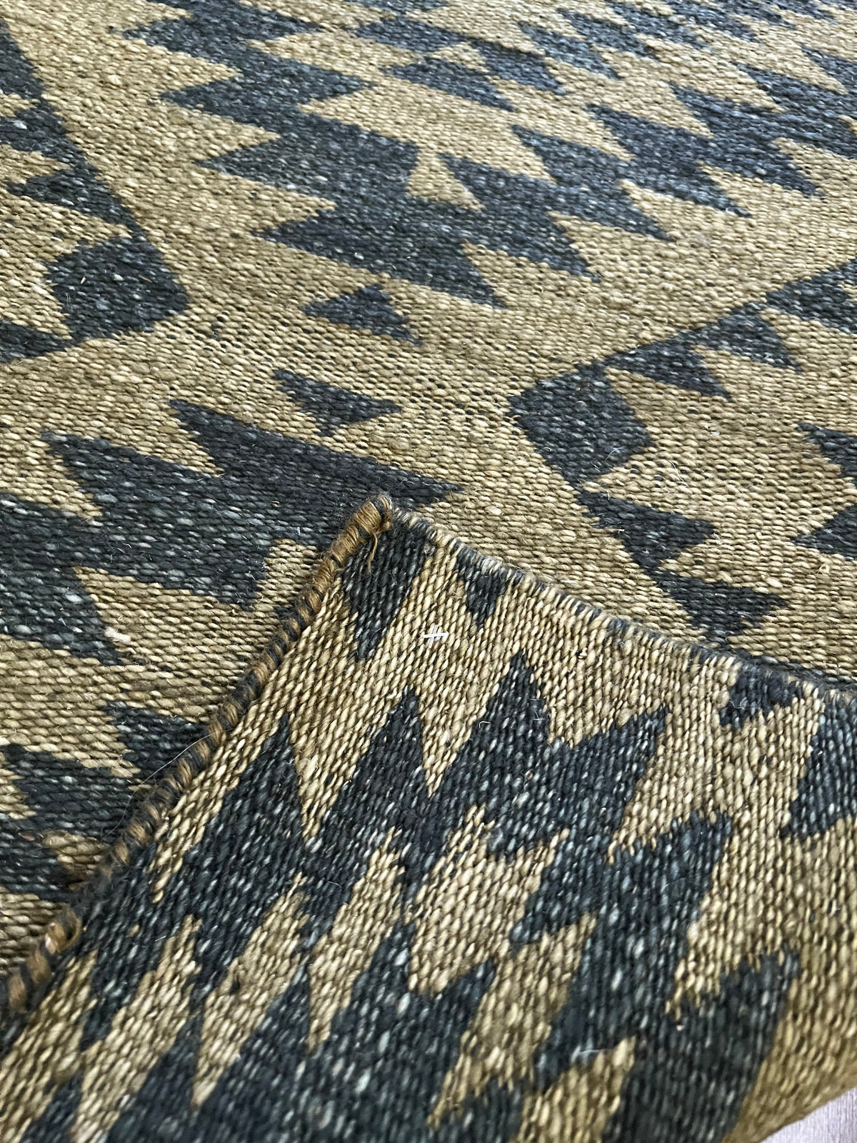 Handmade Wool - Black & Ivory Geometric Accent Rug – 2' x 3'