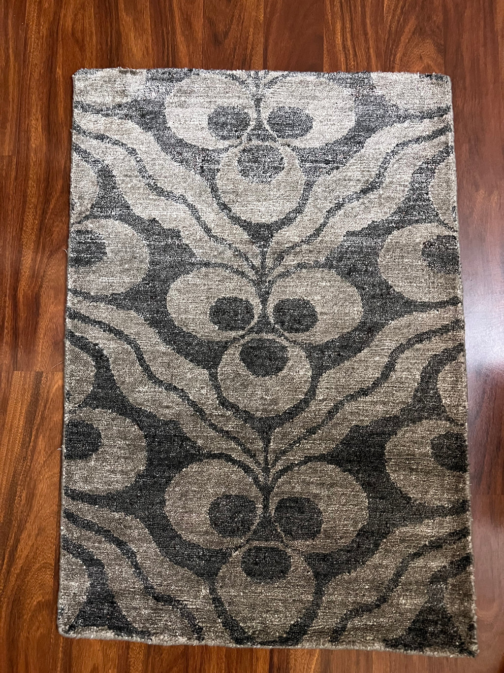 Handmade Gray Floral Accent Rug – 2’ × 3’
