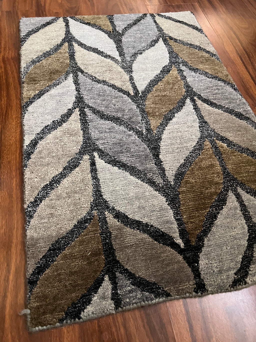 Handmade Gray and Brown Leaf Accent Rug – 2’ × 3’