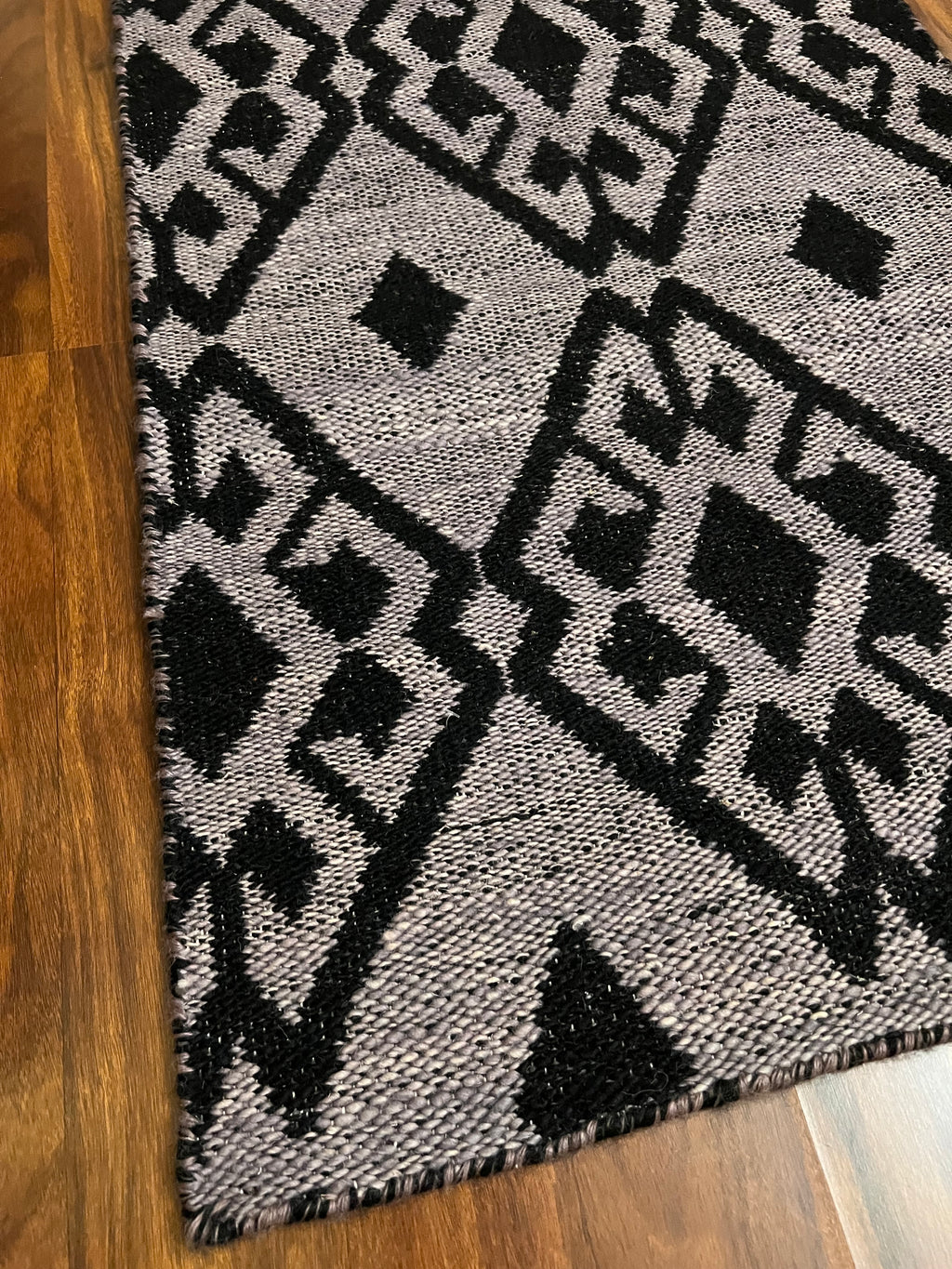 Handmade Black & Lilac Geometric Wool Rug – 2’ × 3’ | Endura EN-911