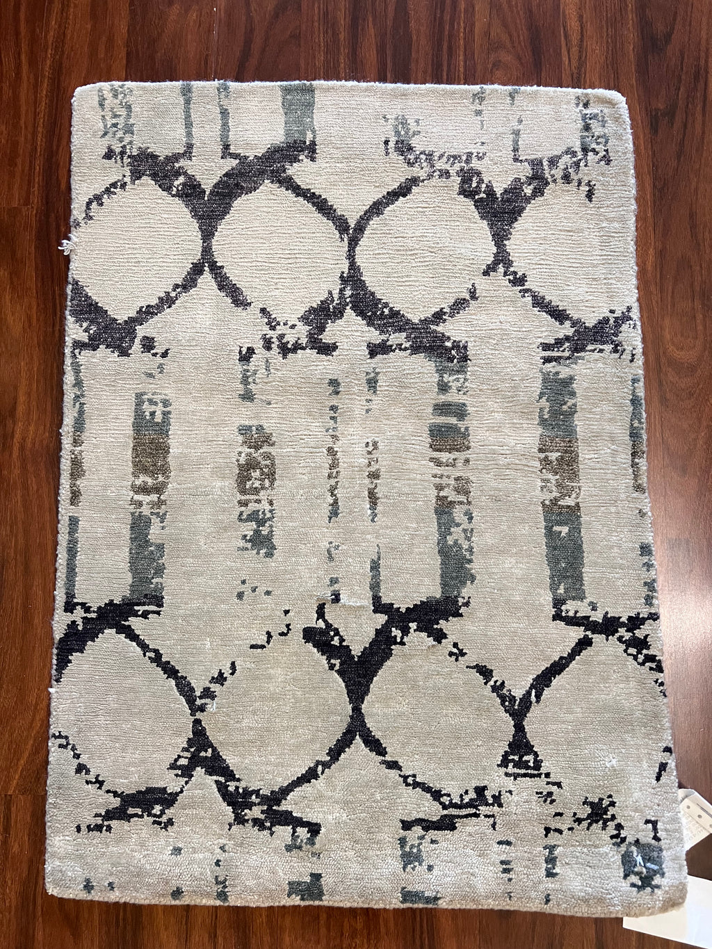 Kalaty Silver Geometric Silkette Rug – 2’ × 3’