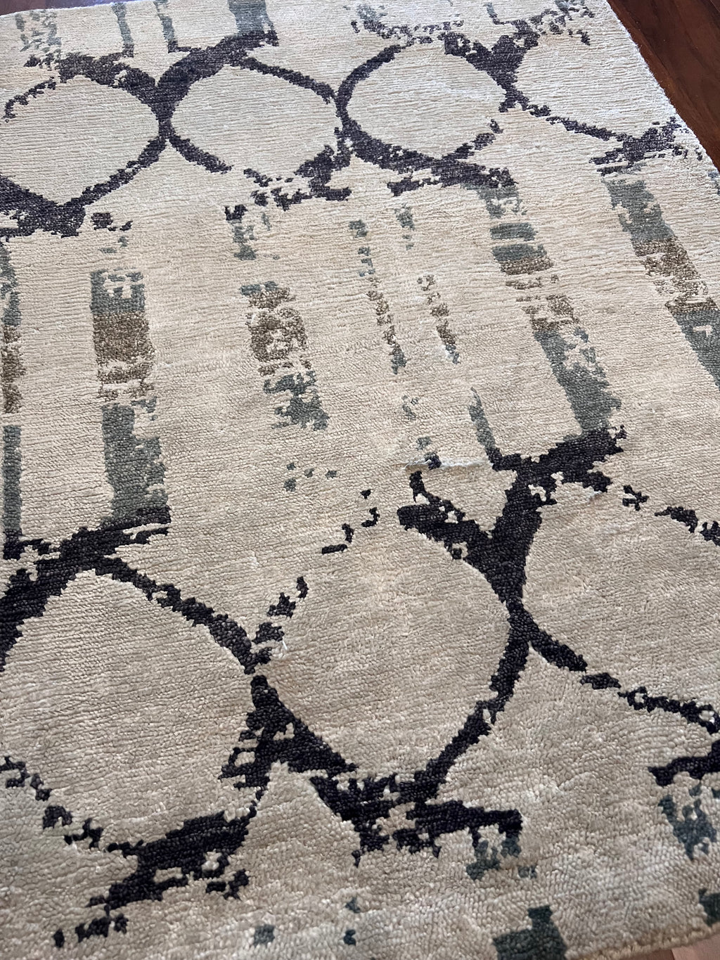 Kalaty Silver Geometric Silkette Rug – 2’ × 3’