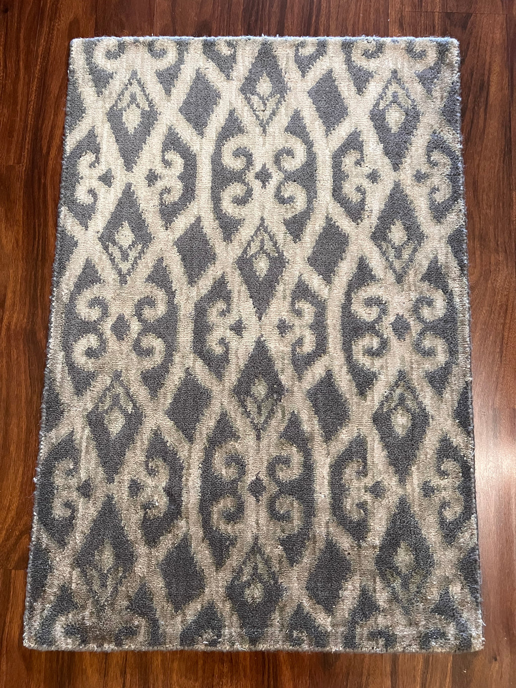 Handmade Charcoal and Ivory Ornate Diamond Accent Rug – 2’ × 3’