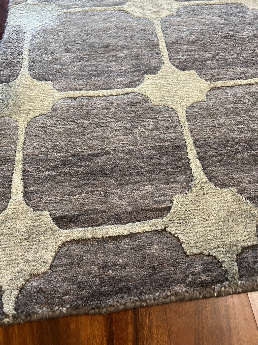 Charcoal and Ivory Geometric Accent Rug – Wool & Silkette – 2’ × 3’