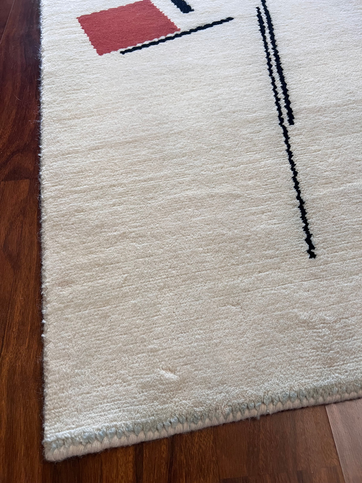 Handmade White Wool Accent Rug with Black & Red Abstract Design – 2’ × 3’