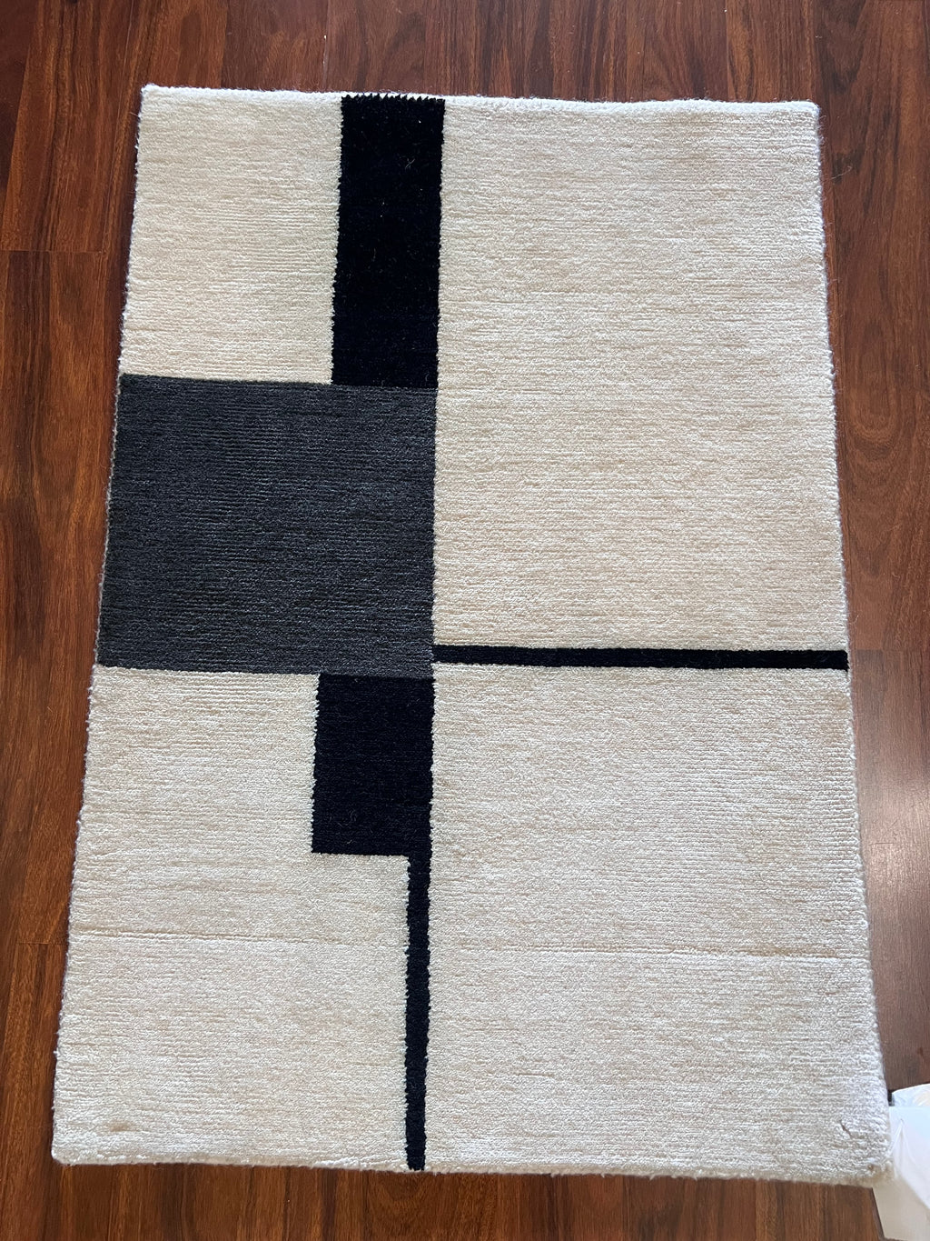 Handmade White & Navy Geometric Wool Accent Rug – 2’ × 3’