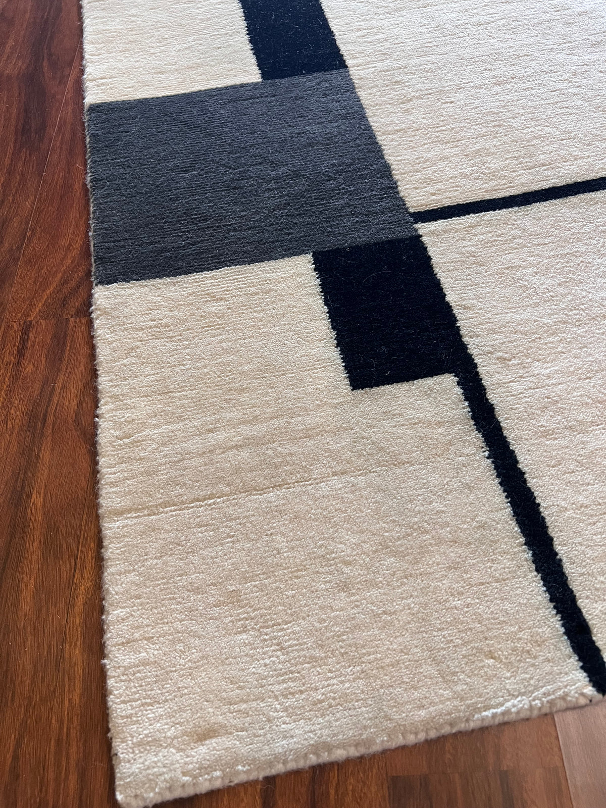 Handmade White & Navy Geometric Wool Accent Rug – 2’ × 3’