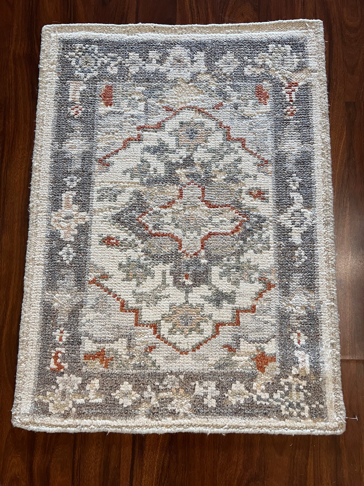 Handmade Ivory & Gray Medallion Accent Rug – 2’ × 3’