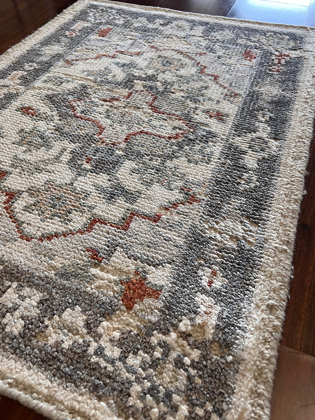 Handmade Ivory & Gray Medallion Accent Rug – 2’ × 3’
