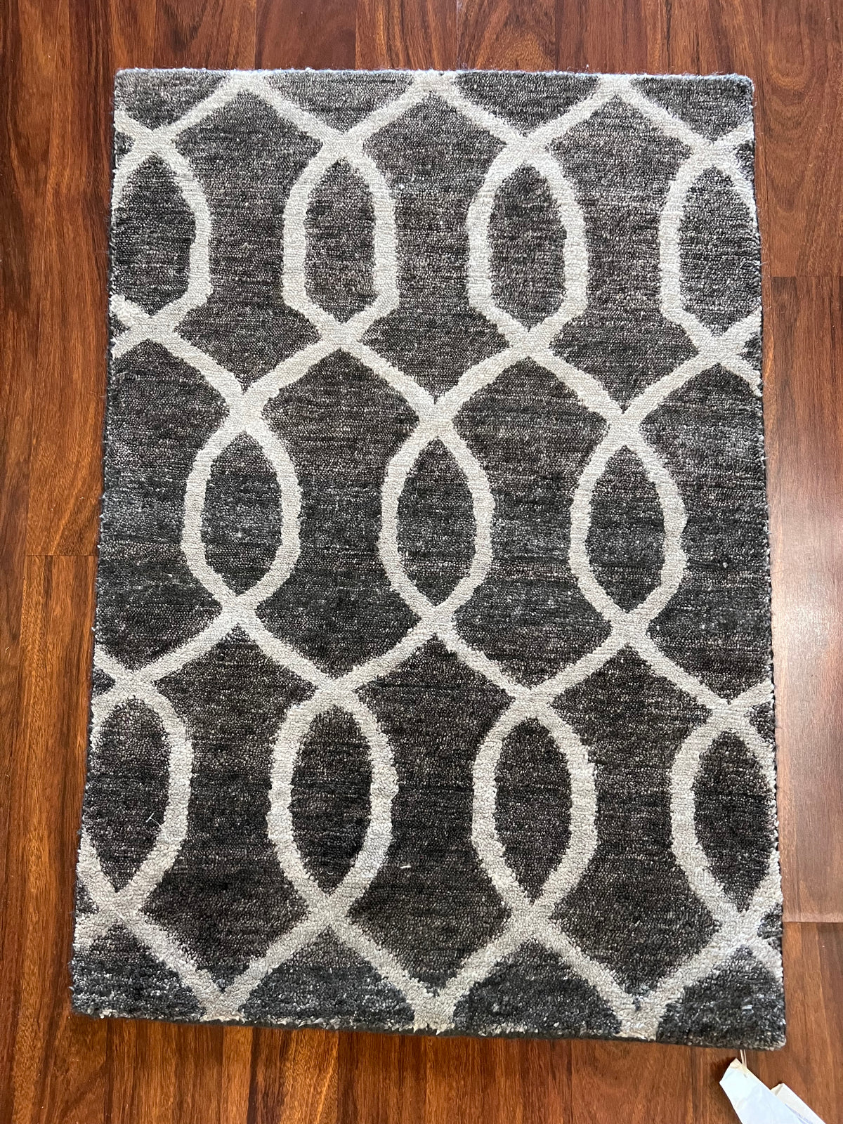 Handmade Charcoal & Ivory Linked Oval Accent Rug – 2’ × 3’