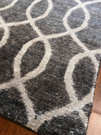 Handmade Charcoal & Ivory Linked Oval Accent Rug – 2’ × 3’
