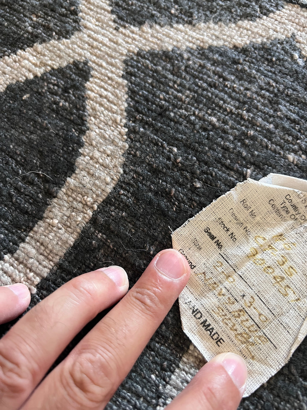 Handmade Charcoal & Ivory Linked Oval Accent Rug – 2’ × 3’